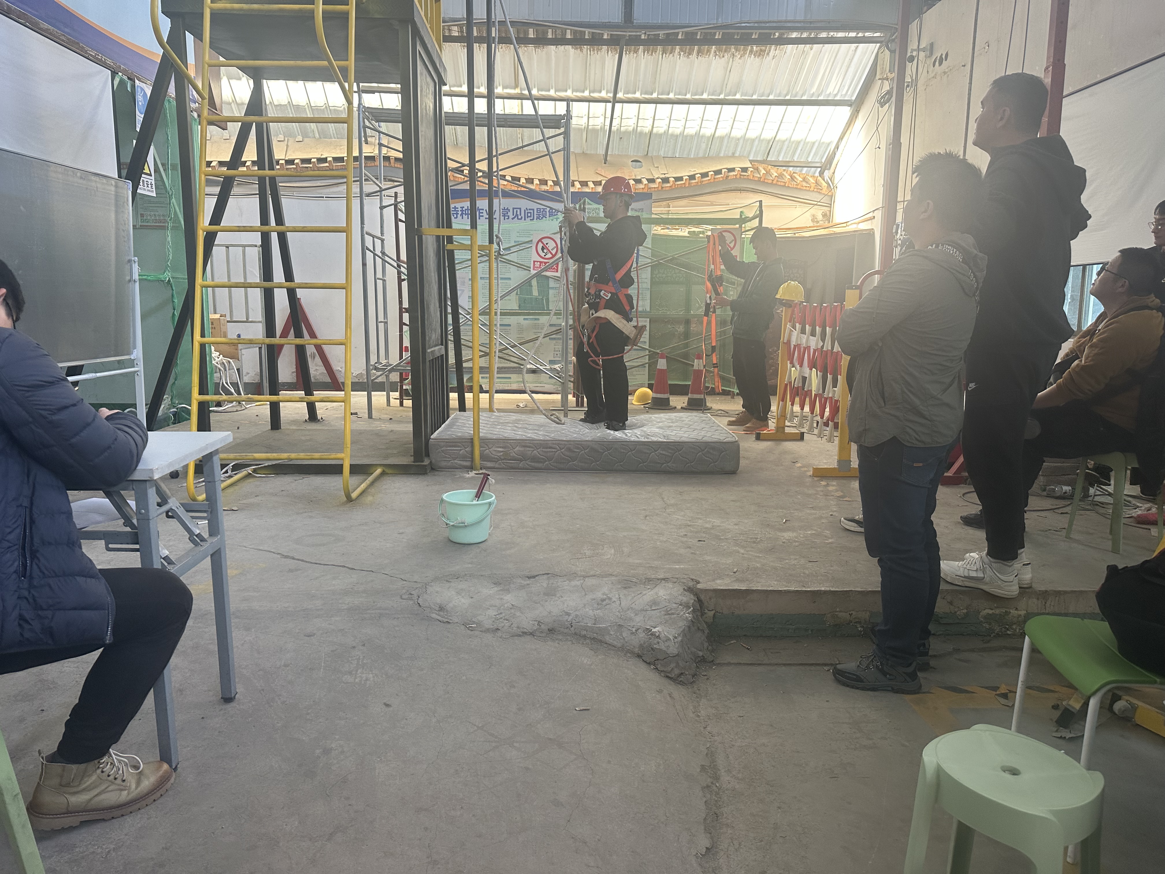 营口安崇电工焊工高处叉车培训学校正规的考低压电工操作证学校推荐哪家好案例图片