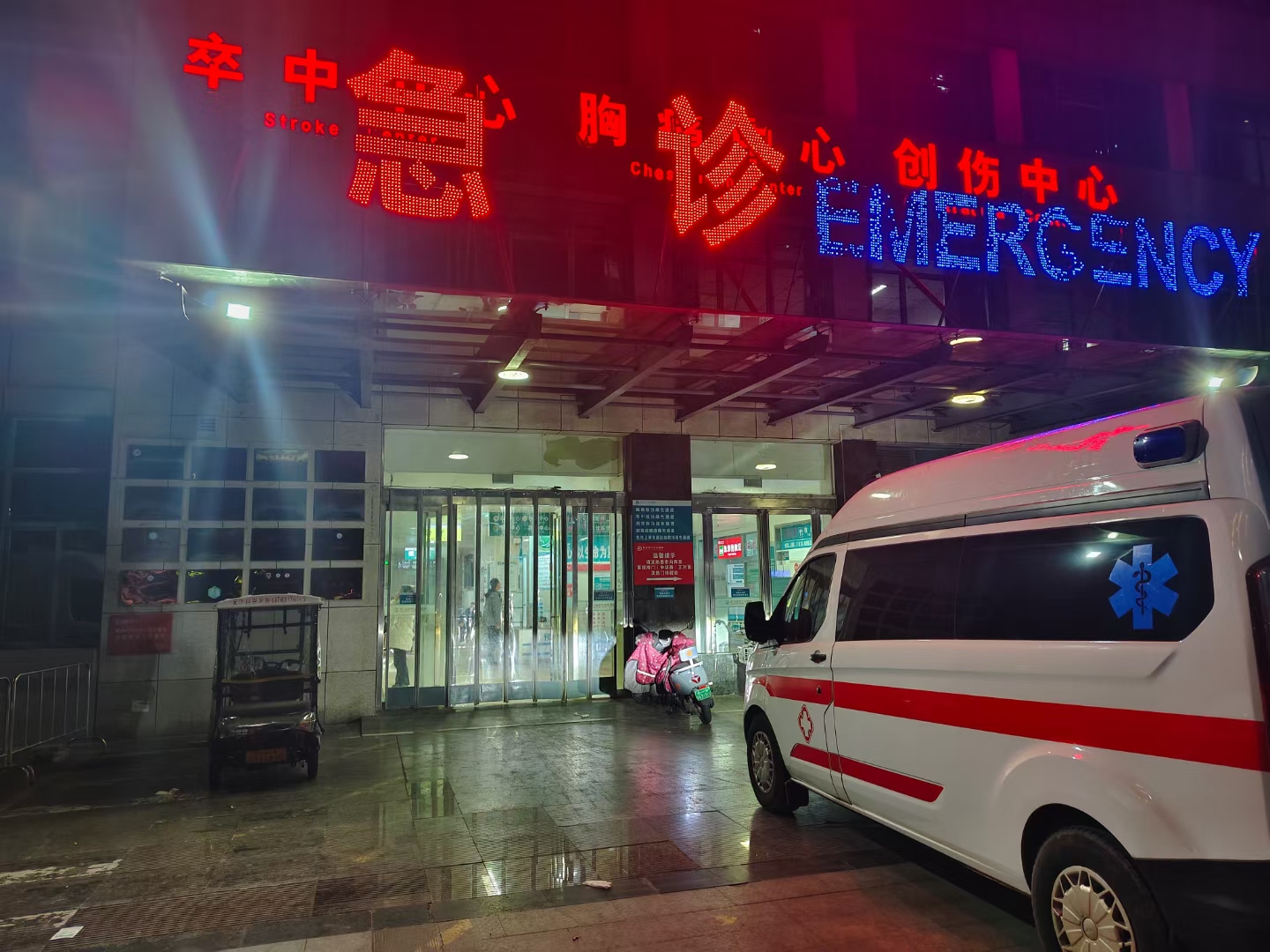 任县速康达护送服务救护车出租的电话实拍