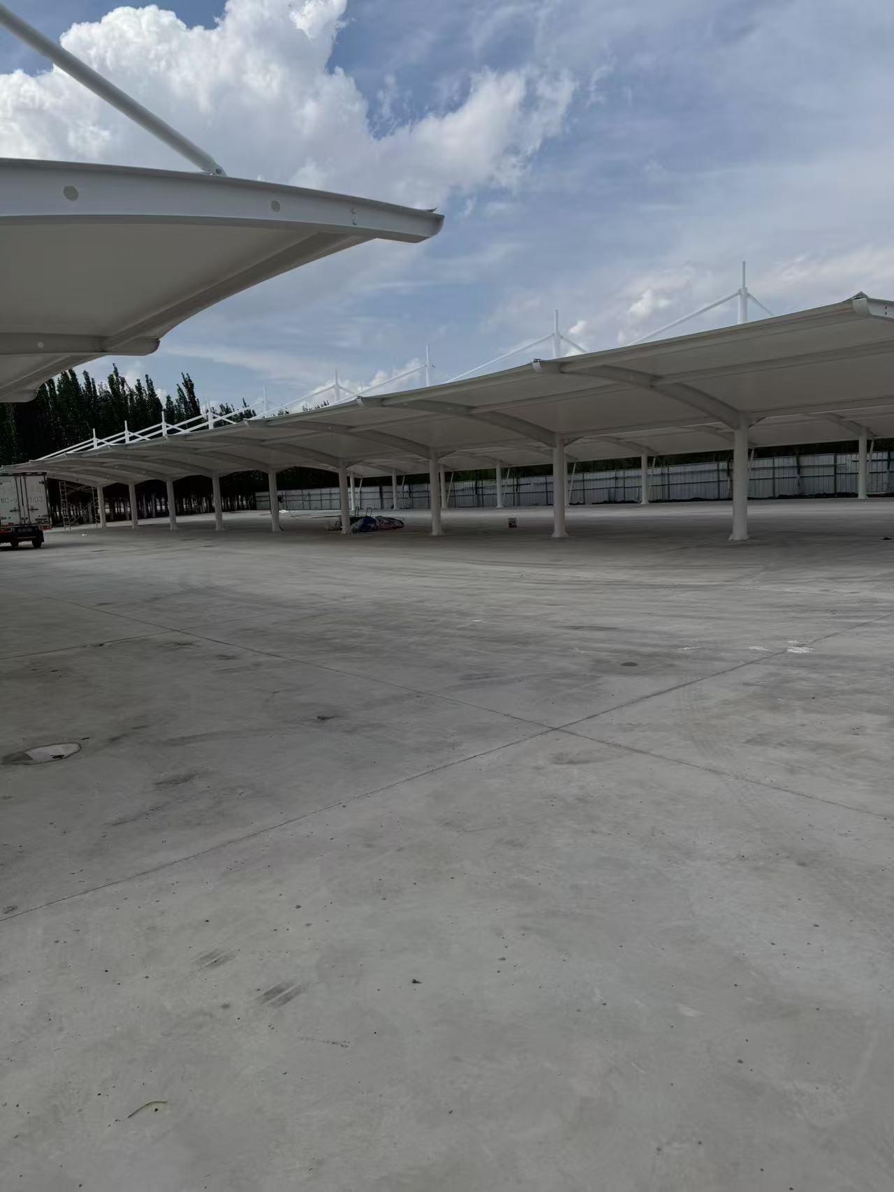 西藏膜结构车棚遮阳效果提升场地美观度