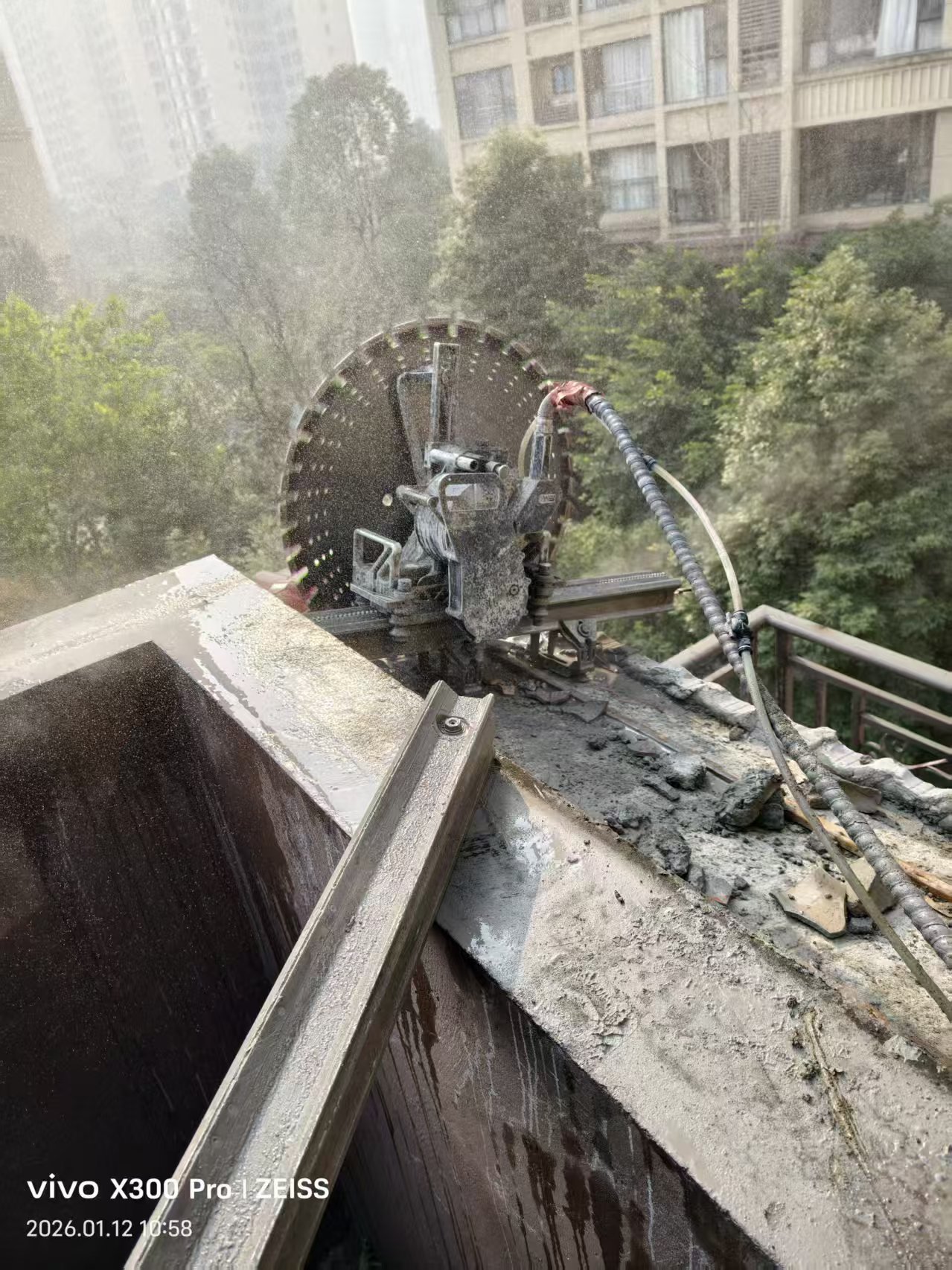 六合洪春绳锯建筑附近做挡土墙切割的实拍