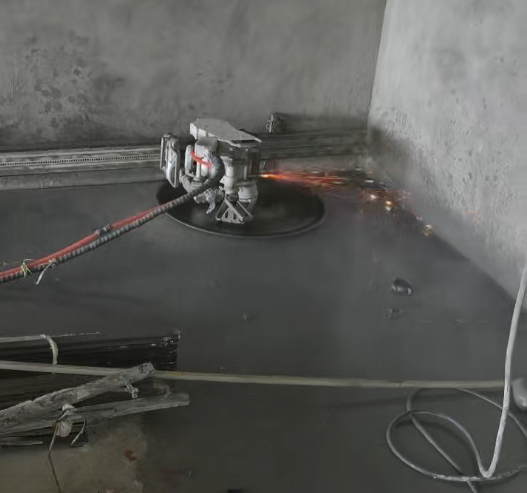 六合洪春绳锯建筑附近做混凝土墙体切割的实拍