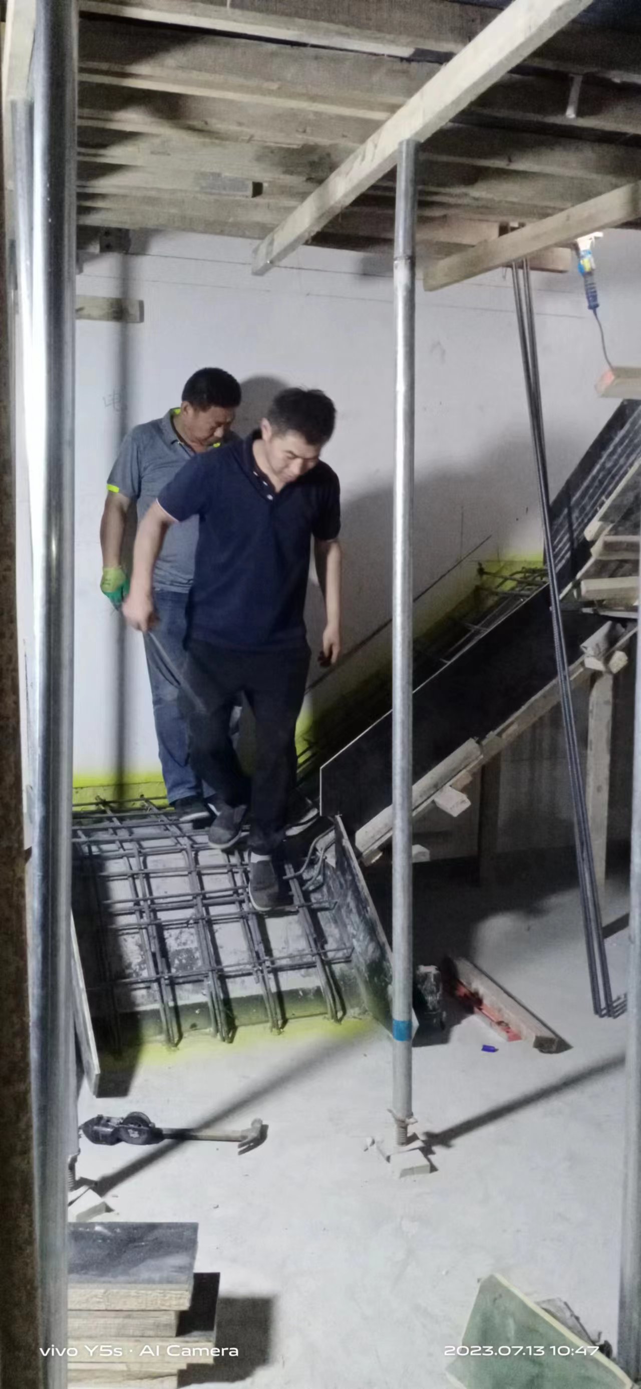 路南区浇筑二层楼板附近的施工单位